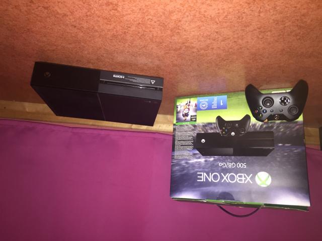 Photo Xbox one 500Gb avec le pack FIFA 16 image 1/1