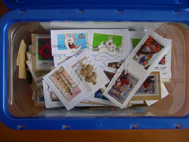 Photo 1 kg de timbres récents sur fragments image 2/2