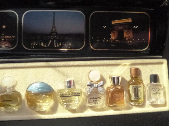 Photo 10 petites bouteilles de parfums image 2/2