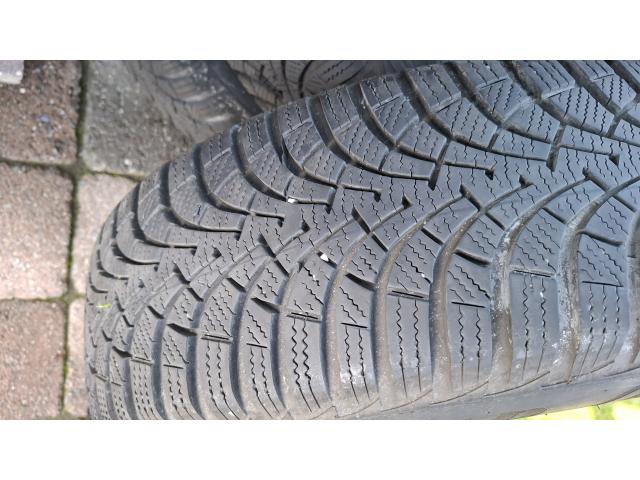 Photo 4 Pneus hiver montés sur jantes acier avec enjoliveurs image 2/3
