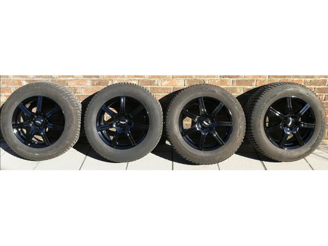 Photo 4 pneus neige montés sur jantes noires aluminium image 2/6