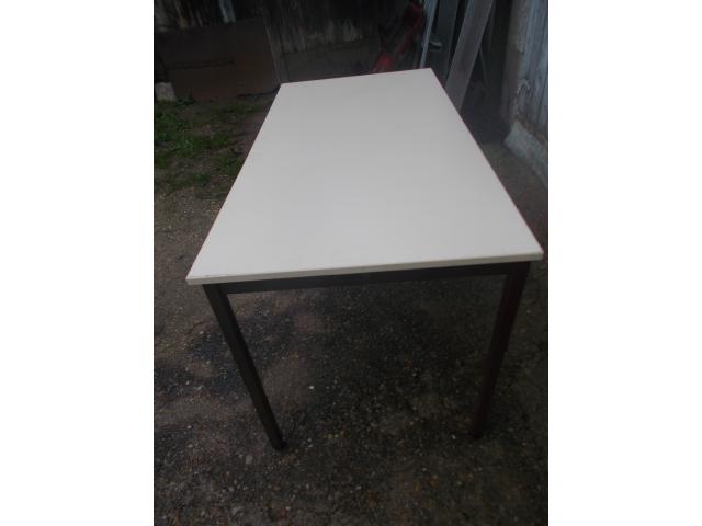 Photo 6 table rectangulaire de 1 m 40  sur 70 cm t b e g  faire prix image 2/5