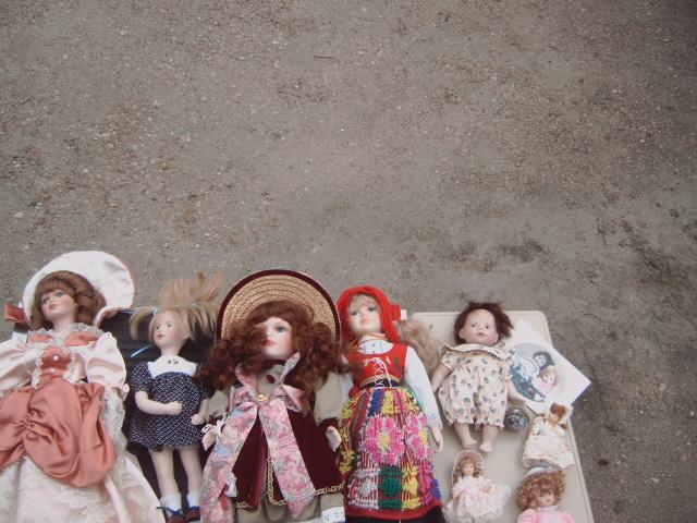 Photo 8 poupées en porcelaine faire un prix image 2/6