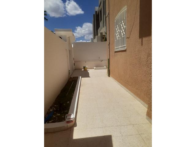Photo A louer un joli étage de villa à khzema OUEST image 2/5