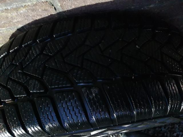 Photo A vendre 4 pneus hiver montés sur jantes acier. image 2/2