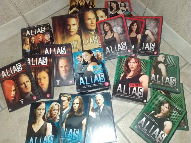 Photo A vendre en 5 coffrets DVD l'intégral de la série Alias image 2/5