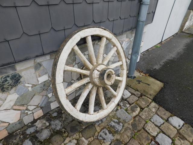 Photo A vendre roue de charrette image 2/2