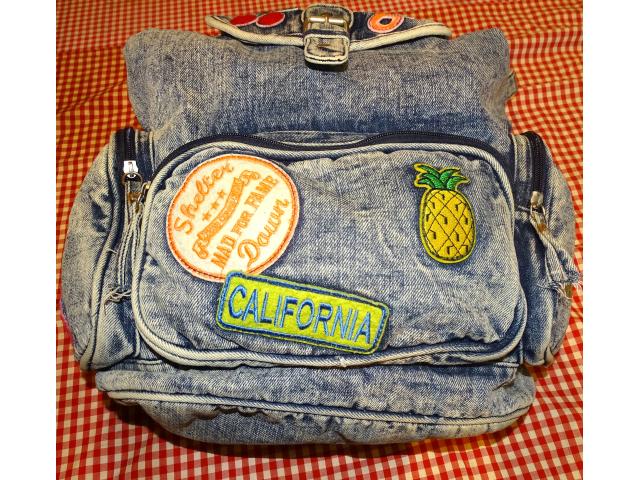 Photo A vendre Sac à dos en jean, avec écussons Smiley image 2/5