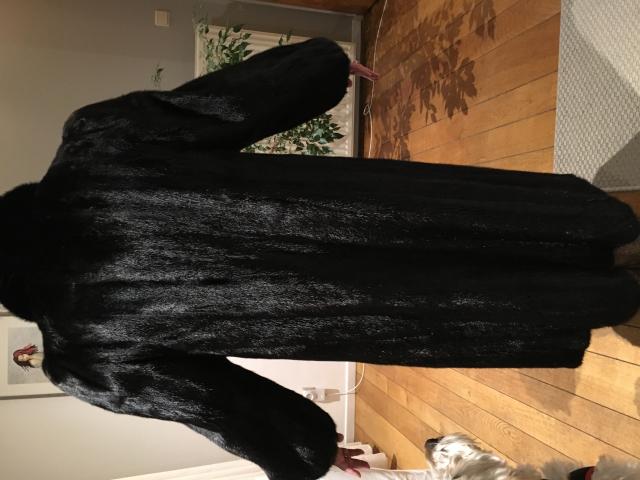 Photo À vendre superbe manteau de fourrure en vison noir image 2/3