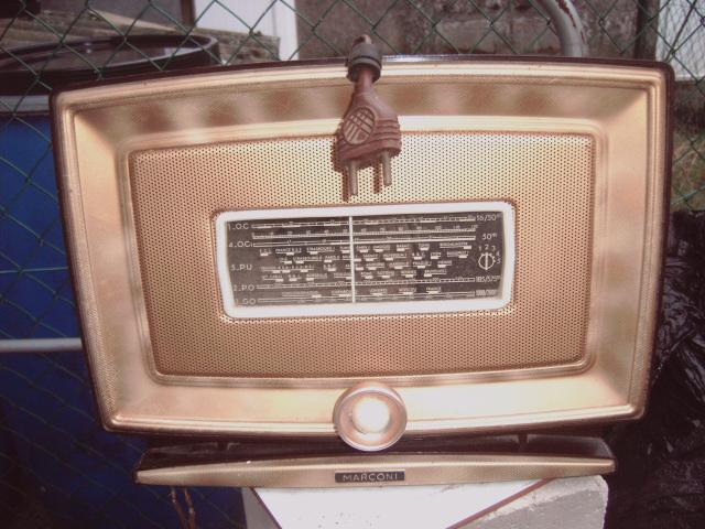 Photo Ancien petit poste de radio à lampe. faire un prix image 2/4