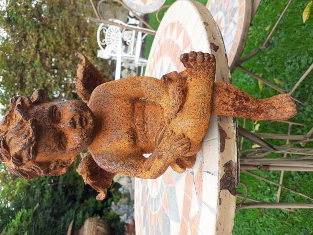 Photo ANGE,ANGELOT ASSIS A L'OISEAU EN FONTE DE FER . image 2/6