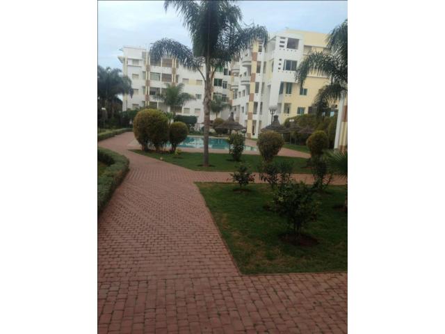 Photo appartement avec grand piscine et pied sur mer image 2/6