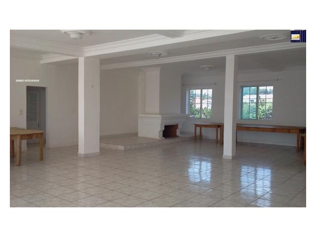 Photo APPARTEMENT T6 DE STANDING A LOUER A AMBOHIBAO Réf: LAM301035565 image 2/3