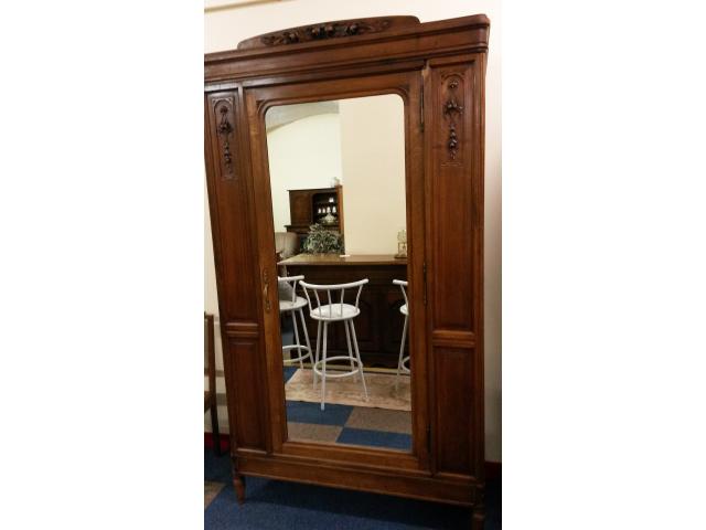 Photo Armoire ancienne en noyer avec miroir image 2/3