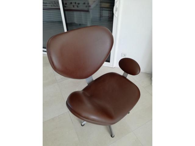 Photo Arne Jacobsen - Chaise EGG en cuir marron - Véritable image 2/3