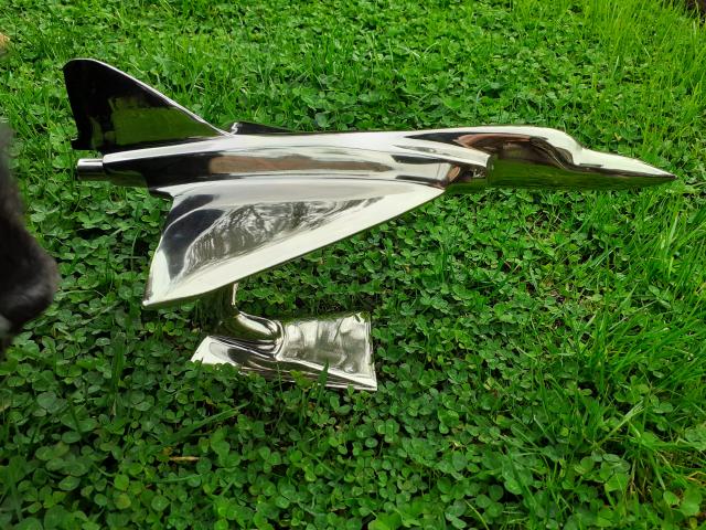 Photo AVION DE CHASSE EN FONTE D'ALUMINIUM. image 2/6