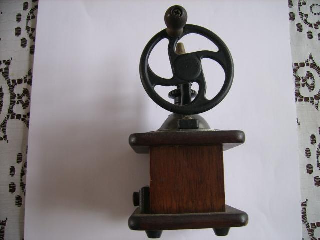 Photo beau petit moulin à café, à main , en bois image 2/4