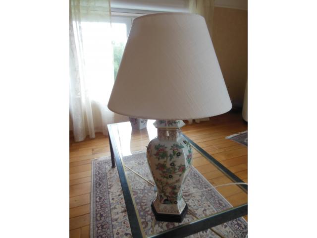 Photo Belle lampe de table ginger jar blanche à motif image 2/2