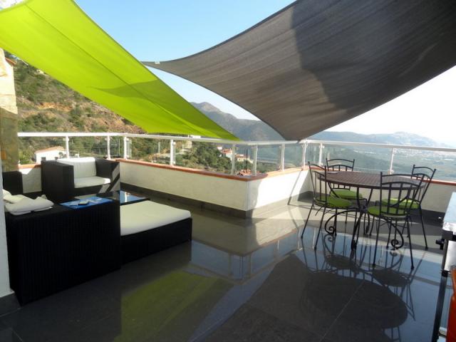 Photo Belle maison avec piscine et superbe vue sur la Baie de Roses image 2/6