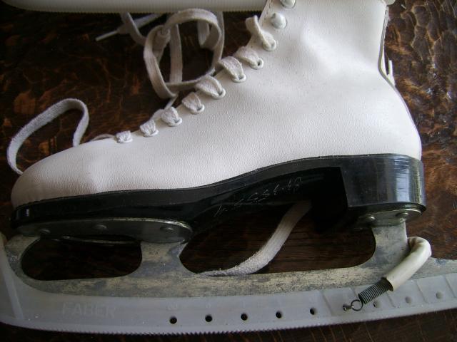 Photo belle paire de patins à glace avec protège-lame et sacoche de transfert image 2/5