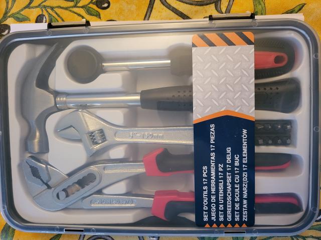 Photo BOITE A OUTILS  17 PIECES image 2/2