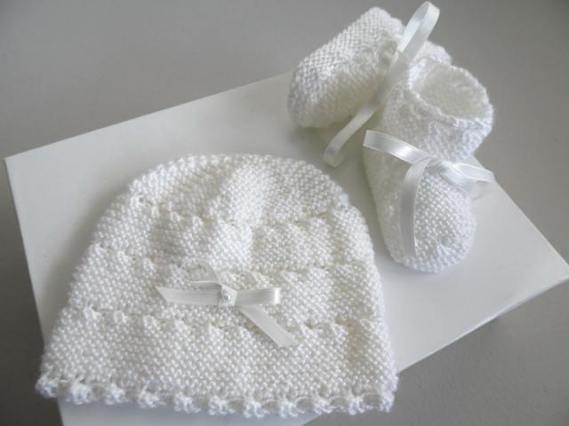 Photo Bonnet, chaussons blancs bébé  tricot laine fait main image 2/6
