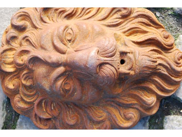 Photo Bouche de fontaine,tête de lion ,jet d'eau en fonte grand modèle image 2/3