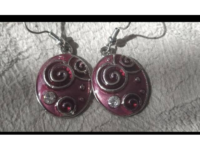 Photo Boucles d'oreilles fantaisie Comme neuves En métal image 2/2