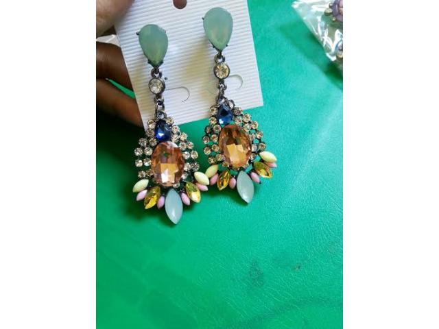 Photo Boucles et colliers de fantaisie image 2/6