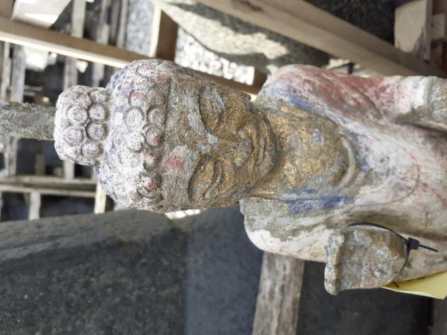 Photo Bouddha en pierre bleue peinte image 2/6
