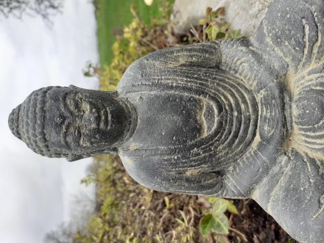 Photo Bouddha japonais  à la méditation en pierre patinée image 2/6