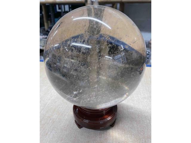 Photo Boule en Cristal de roche naturelle - D : 17 cm image 2/3