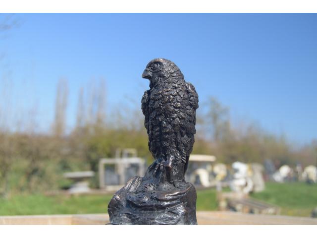 Photo Bronze animalier (faucon,aigle sur rocher) image 2/6