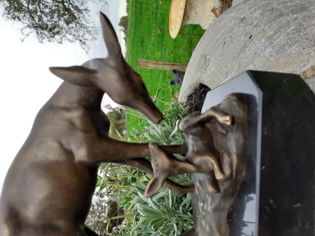 Photo BRONZE ANIMALIER SIGNE BARYE (la biche et son faon). image 2/6
