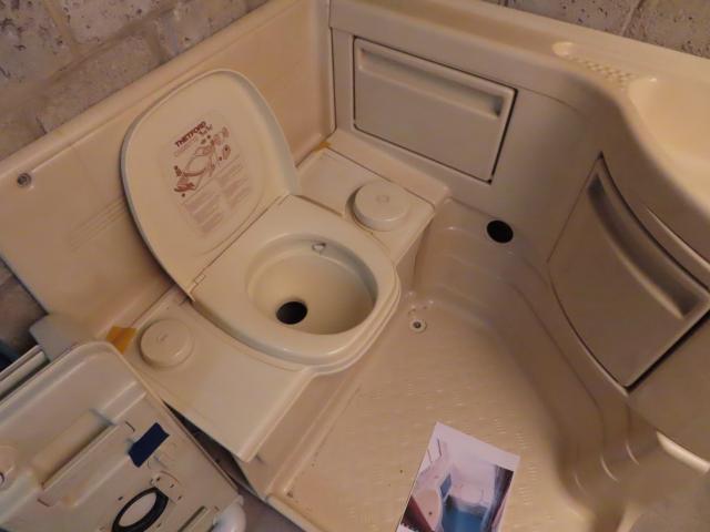 Photo Cabinet Toilette Complet Camping-Car prix négociable image 2/3