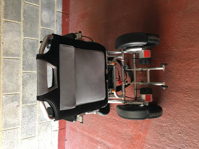 Photo chaise roulante électrique d'intérieur et extérieur. image 2/4