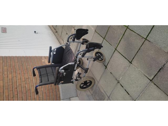 Photo Chaise roulante pliable image 2/4