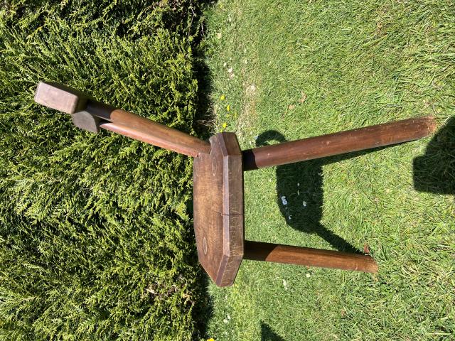 Photo Chaise tripode bois d’époque image 2/4