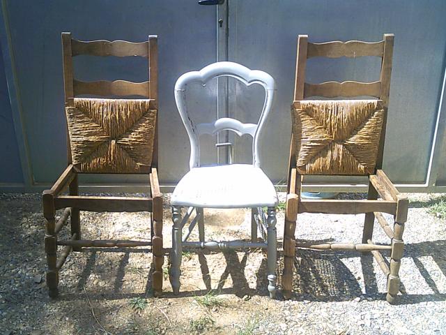 Photo chaises anciennes lot de 3 image 2/2