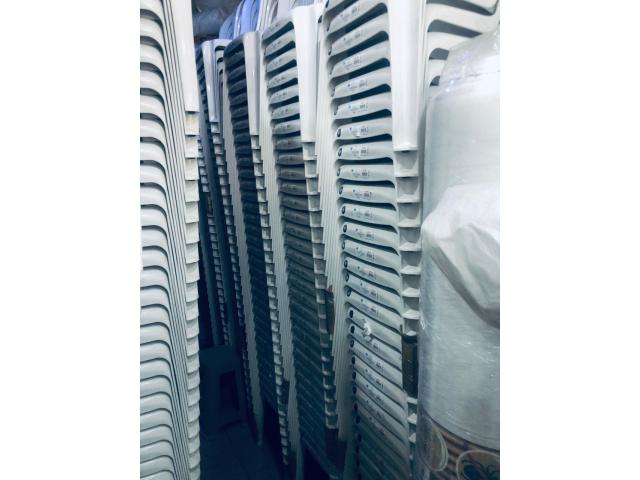 Photo CHAISES EN PLASTIQUES DE QUALITE SUPERIEURE A VENDRE !!!!!!! image 2/3