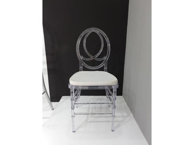 Photo CHAISES  NAPOLEONS & PLASTIQUES ET VIP ROUGES  DISPONIBLE image 2/6