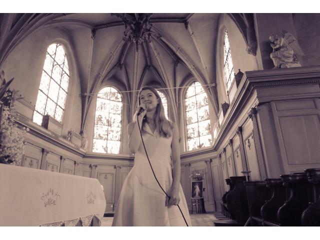 Photo chanteuse & pianiste • messe de mariage LOIRE ATLANTIQUE image 2/4