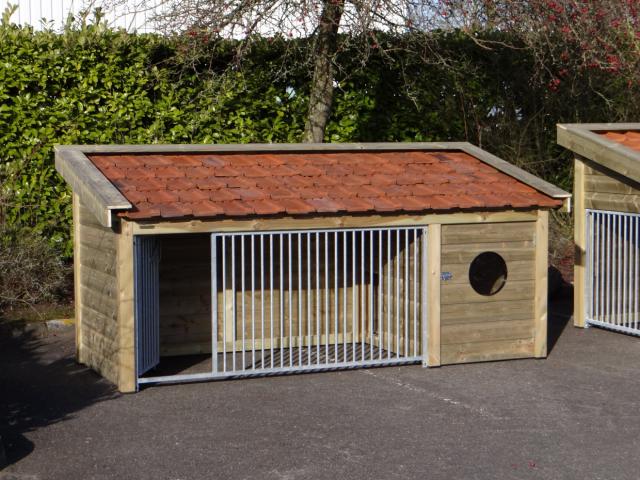 Photo Chenil bas avec niche intégré abri chenil barreaux chenil toit chenil en bois enclos chien parc chie image 2/6