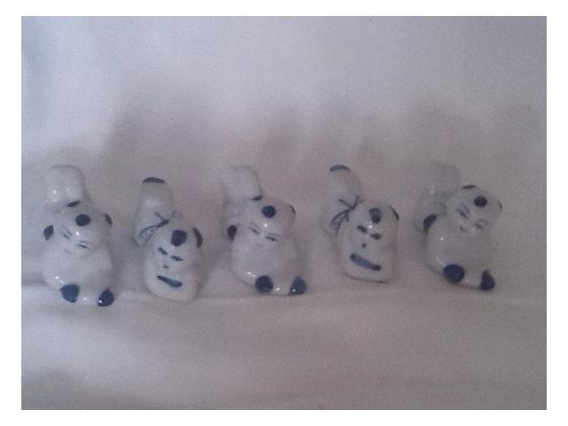 Photo Cinq figurines japonaises en porcelaine blanc/bleu, miniature. image 2/3