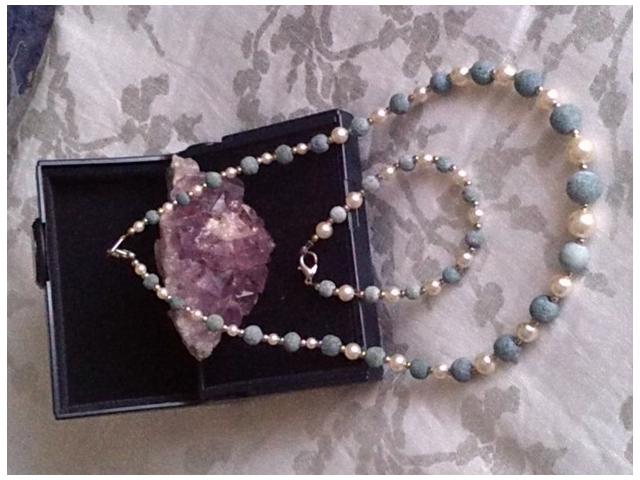 Photo Collier et Bracelet Vintage en perles natureles bi-color. Pour Femme. image 2/3