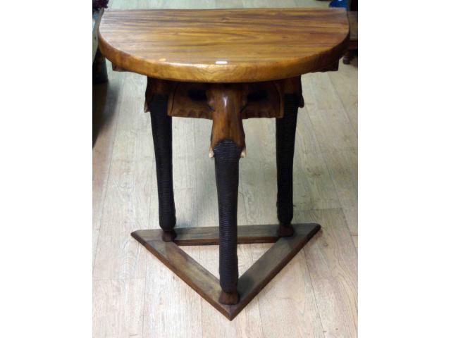 Photo Demi table haute en bois aux pieds éléphant - H: 77 cm image 2/4