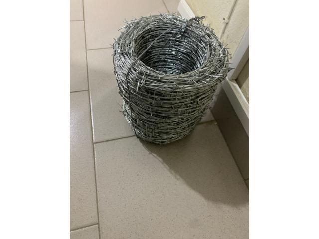 Photo DES ROULEAUX DE BARBELES DISPONIBLE image 2/3