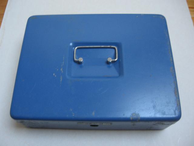Photo Deux anciennes boîtes métalliques "coffre-fort" de couleur bleu Roy sans serrure avec poig image 2/6