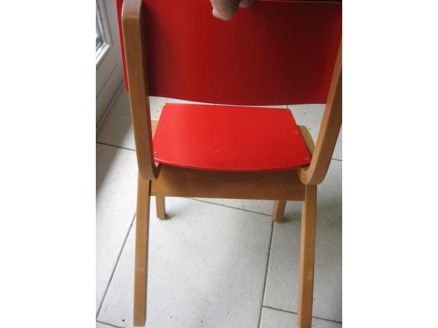 Photo Deux chaises enfant Vintage de couleur orange vernissée. image 2/6