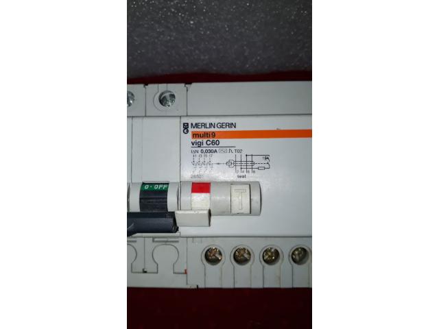 Photo Disjoncteur merlin Gerin D16 24817 + DIFF 26531 image 2/3